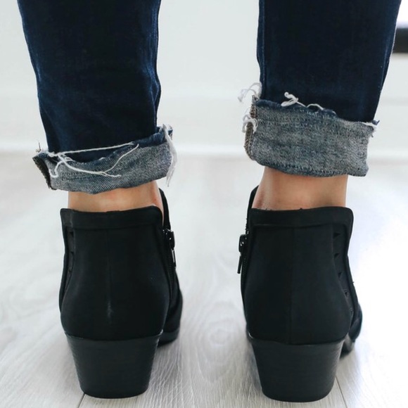 2 LEFT💕 black cutout booties low heel - Picture 4 of 6